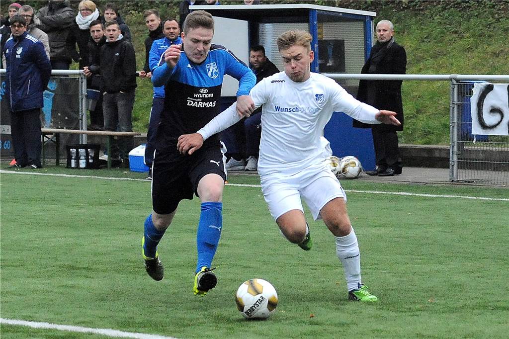 November 2016: FC Frohlinde schießt Wacker Obercastrop aus dem Stadion Der aktuelle Frohlinder Kapitän Dietrich Liskunov (r.) lieferte sich als Youngster im Derby mit Obercastrops Felix Zimmermann energische Zweikämpfe.