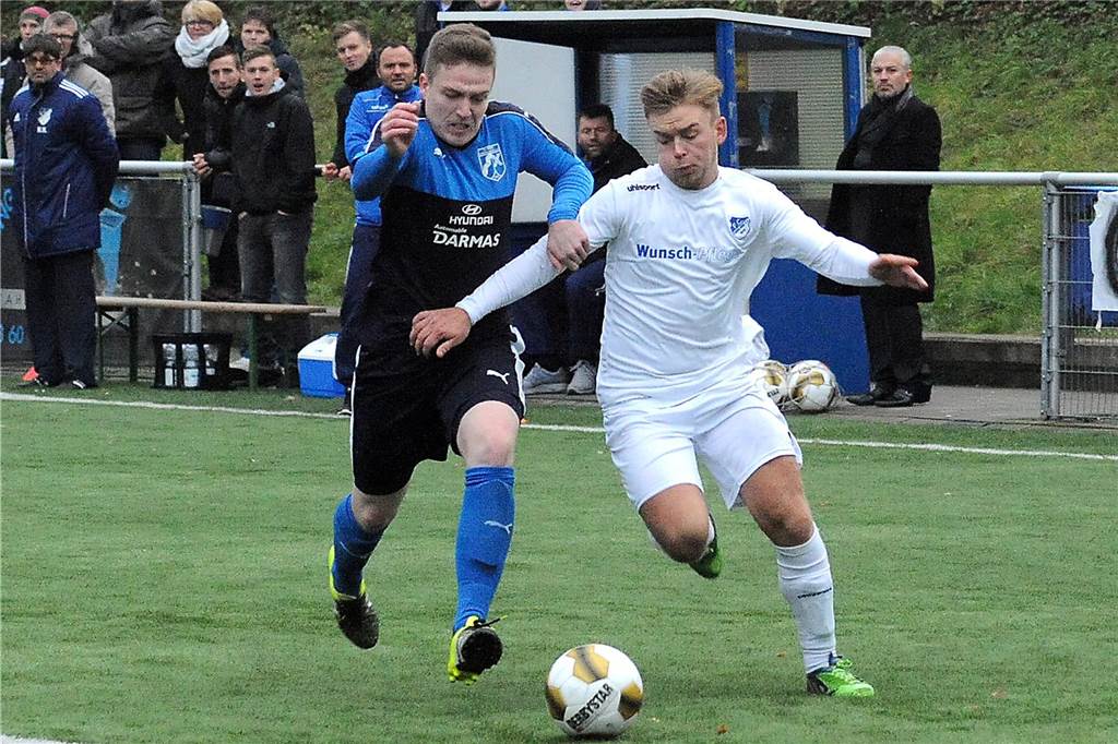 Rückblick: FC Frohlinde schoss Wacker Obercastrop aus dem Stadion und ist Castrop-Rauxeler 1
Der aktuelle Frohlinder Kapitän Dietrich Liskunov (r.) lieferte sich als Youngster im Derby mit Obercastrops Felix Zimmermann energische Zweikämpfe.