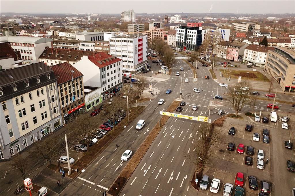 Der aktuelle Radweg (rechts) am Ostwall und Schwanenwall in Richtung Hauptbahnhof. Mehrfach müssen Radfahrer die Spur und den Untergrund wechseln.