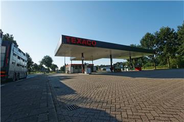 Der aktuellste verlassene Ort ist derzeit die Texaco-Tankstelle einige Steinwürfe hinter dem Grenzübergang zu den Niederlanden. Drängten sich dort bis Jahresanfang deutsche Autofahrer an den Zapfsäulen, um den im Nachbarland günstigeren Diesel zu tanken, ist dieses Geschäft seit der Erhöhung der Spritsteuer im Nachbarland weitgehend weggefallen. Seit Mitte Juni ist die Tankstelle mit ihrem kleinen Laden für Kaffee oder Zigaretten nicht mehr besetzt. Aktuell sind auch keine Kraftstoffpreise mehr ausgehängt. Allerdings: noch kann an der Tankstelle mit Karte getankt werden. 