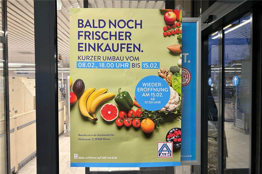 Aldi baut um: Kommt jetzt das Nahversorgungszentrum am Bahnhof? Ein Schild in der Aldi-Filiale am Bahnhof in Werne weist auf die Umbauarbeiten hin.