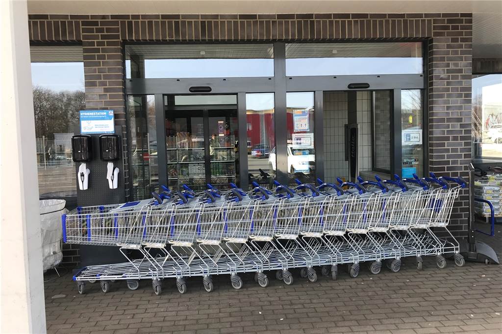 Der Aldi an der Margot-Röttger-Rath-Straße musste wegen des großen Stromausfalls am Mittwoch (24.2.) bis 18 Uhr geschlossen bleiben. Eine Einkaufswagenkette versperrte die Türen, die sich nicht mehr schließen ließen.