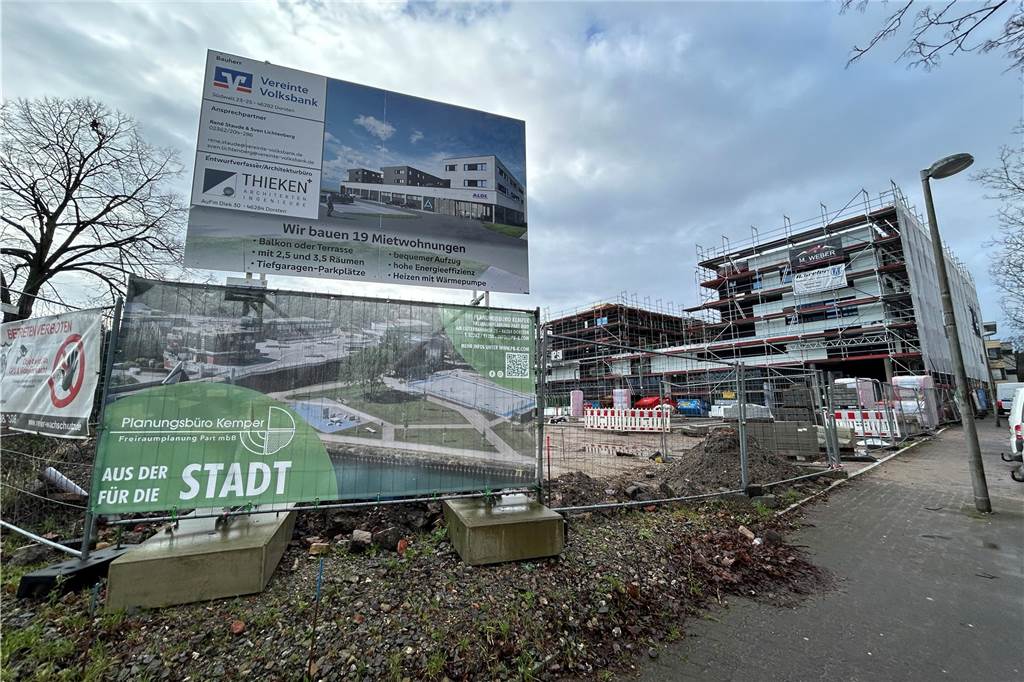 Der Aldi-Neubau am Voßkamp in Dorsten wächst unaufhörlich in die Höhe.