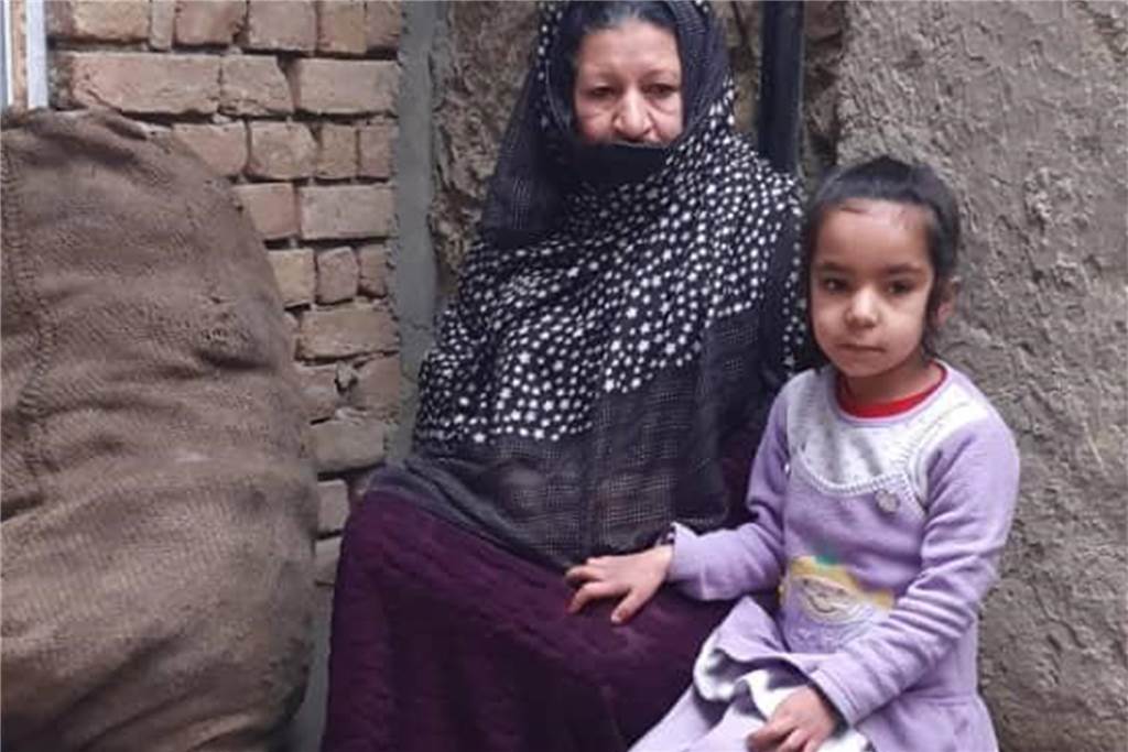 Halternerin Latifa Saljuki zurück aus Afghanistan: Tränen und Freude Der Alltag ist trostlos und von Armut geprägt. Latifa Saljuki brachte einer Großmutter und ihrer Enkeltochter einen Sack Brennholz.