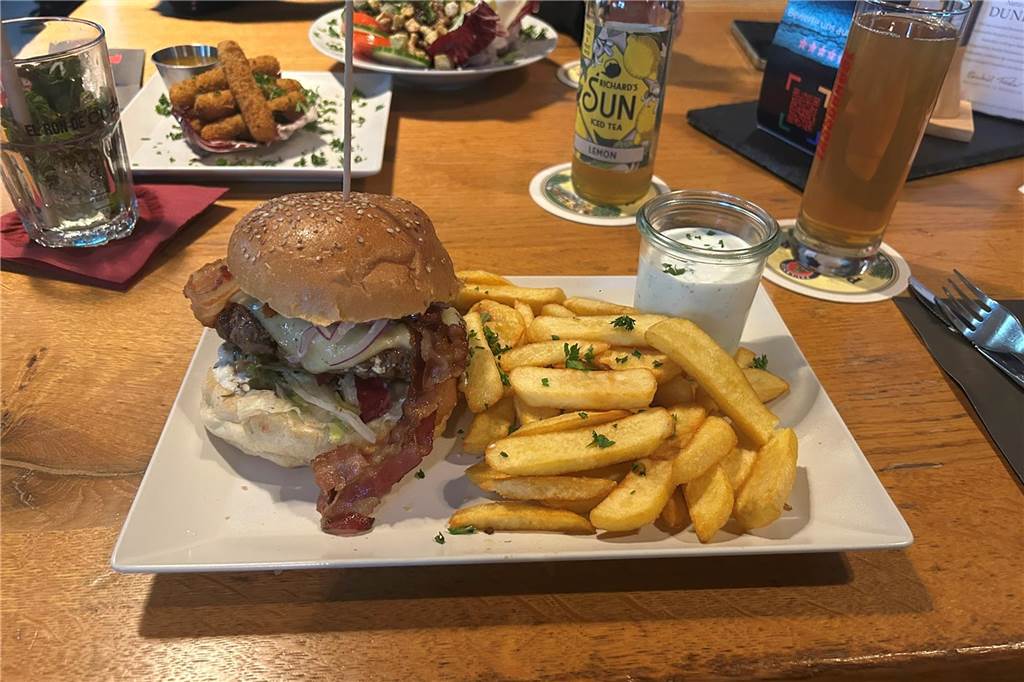 Burger satt im „Kunstwerk“: Restaurant-Check im neuen Lokal in der Mehrfachhalle Ein Burger auf einem Teller
