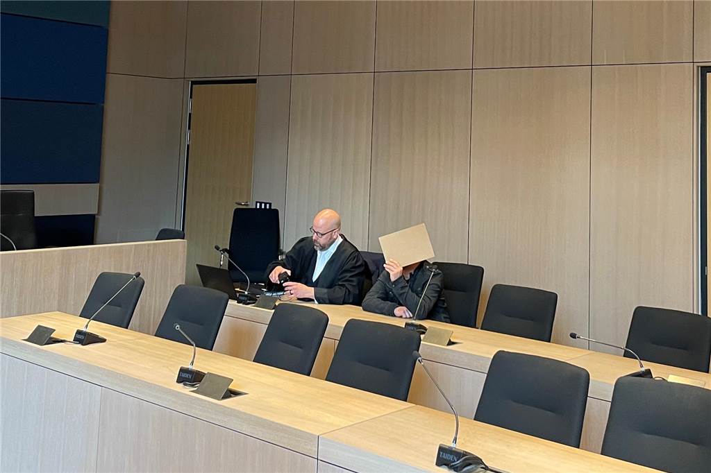 Linienrichter nach Bierbecherwurf beim VfL Bochum: „Wichtig, dass das nicht unbestraft bleibt“ Der als Bierbecherwerfer angeklagte VfL-Bochum-Fan (rechts) neben seinem Verteidiger Stefan Witte.