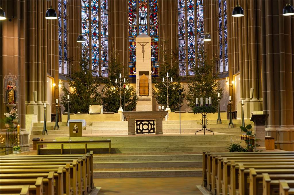 Der Altar, auf dem sich außerdem der Hochaltar mit der Steinsteele befindet, die die Krypta stützt.