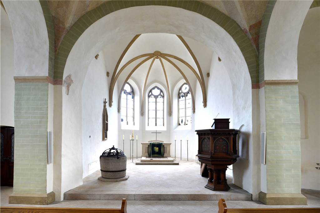 Der Altarraum der Alten Kirche.