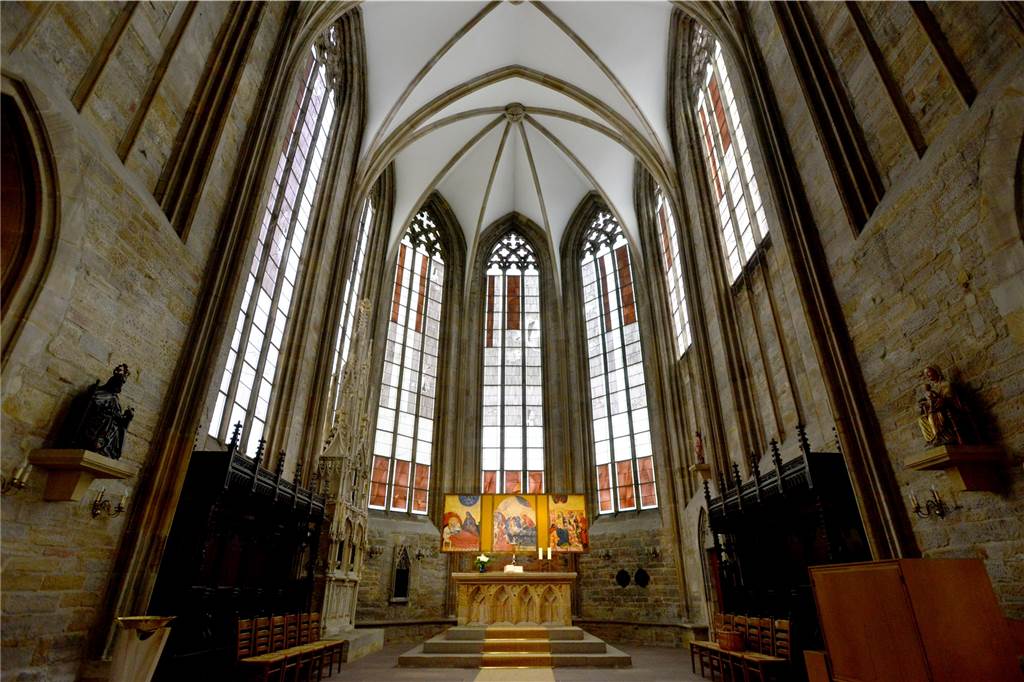 Der Altarraum der Marienkirche: Die Schreiter-Fenster umgeben den Marienaltar.