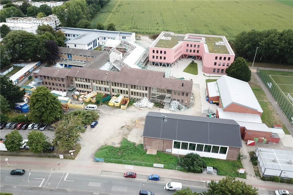 Schulneubau im Video: Im Stadtbezirk Mengede fliegen die Klassenzimmer Der Altbau der Reinoldi-Sekundarschule in Westerfilde ist mittlerweile abgerissen. Auf dem mittleren Teil des Campus soll für die künftige Reinoldi-Gesamtschule ein Neubau entstehen.