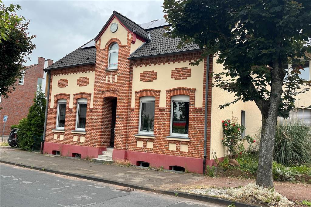 Fritz Bender widerspricht Sanierungsfahrplan und heizt mit Wärmepumpe Auf dem Foto ist der Altbau von Fritz Bender zu sehen. Dieser stammt aus dem Jahr 1905.
