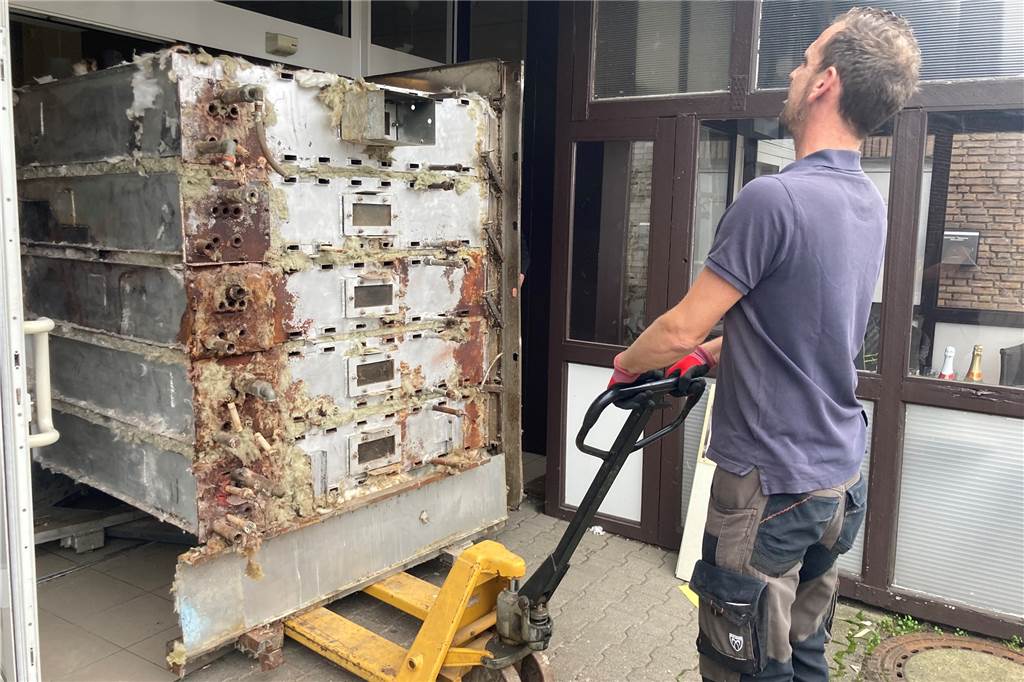 Backtradition endet an Kreisstraße: Zuletzt bruzzelte im Ofen ein Ferkel Der alte Backofen mit fünf Herden wird verladen.
