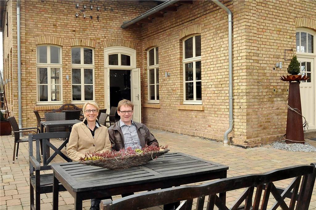 Das „Café zum alten Bahnhof“ schließt : Andreas Hebestreit steigt aus Das Ehepaar Arentz im Garten vom alten Bahnhof