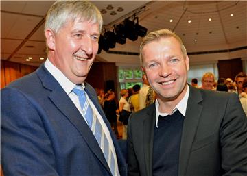 Der alte Bürgermeister gratulierte dem neuen: Ernst-Christoph Grüter (l.)  war einer der ersten, die Mike Rexforth (r.) zu seiner Wahl beglückwünschten. Am Dienstag, 24. Juni, bekommt Grüter den Siegelring der Gemeinde für seine Arbeit, Rexforth ist seit Montag der neue erste Mann im Haus.
