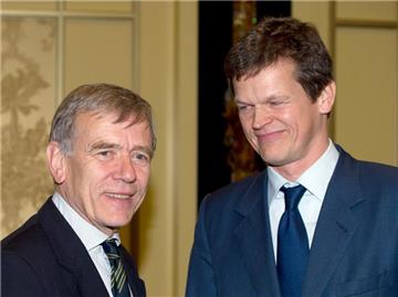 Der alte DTB-Präsident, Georg von Waldenfels (l), beglückwünscht seinen Amtsnachfolger Karl-Georg Altenburg. Foto: Sören Stache
