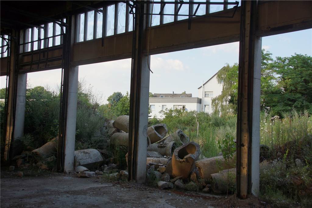 Anwohner sind sauer auf die Stadt wegen des alten Fuhrpark-Geländes Der alte Fuhrpark grenzt zur Schlenkestraße und zur Bladenhorster Straße direkt an Wohnbebauung.