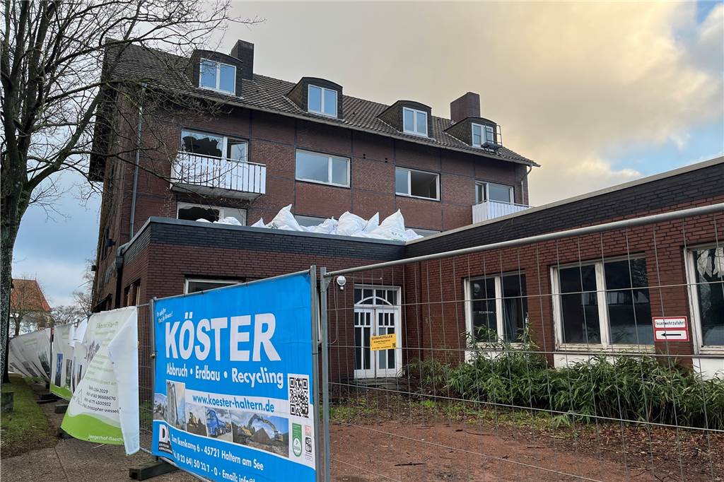 Jägerhof ist für Abriss entkernt: Eigentumswohnungen sind auf dem Markt Der alte Jägerhof mit Saal von der Straße Zum Dachsberg aus betrachtet.