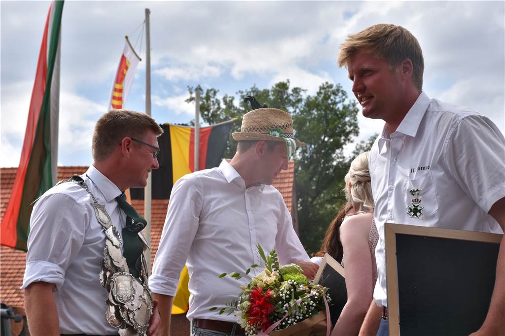 Mit dem 196. Schuss: Jörg Feldkamp neuer Schützenkönig im Schwiepinghook Der alte König Andre Kernebeck (rechts) gratuliert seinem Nachfolger Jörg Feldkamp.
