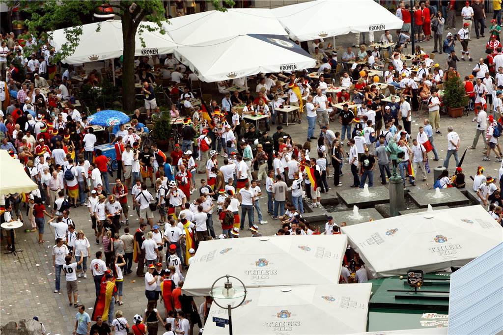 Der Alte Markt in Dortmund voll von Deutschland-Fans