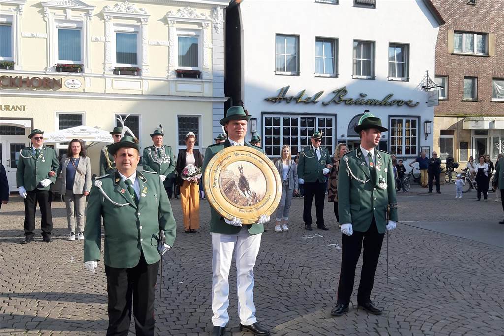 Der alte (Mitte) und der neuer Maibockkönig (rechts).