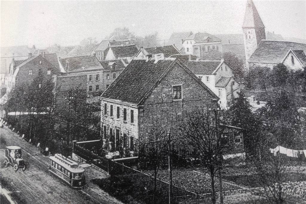 Eichlinghofen: Die Kirchenglocken sind für die einen Musik, für andere Lärm Der alte Ortskern von Eichlinghofen mit der evangelischen Kirche. Hier endete früher die Hörder Kreisbahn auf der Strecke Eichlinghofen-Hörde. Rechts im Hintergrund die evangelische Kirche St. Margareta.