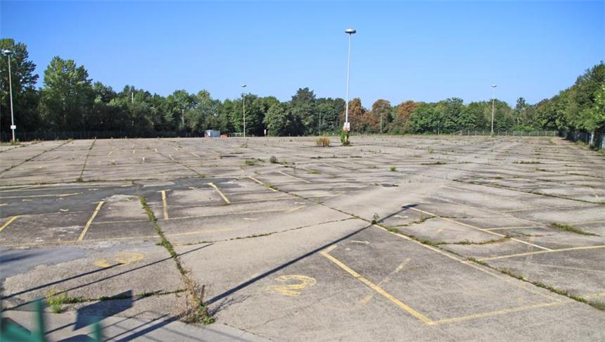 Stadt fehlt Platz für bis zu 600 Flüchtlinge Der alte Parkplatz von Opel an der Alten Wittener Straße soll mit mobilen Wohnanlagen bebaut werden.
