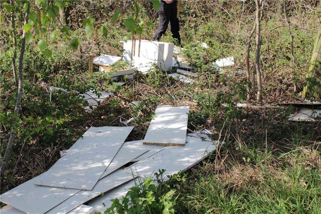 Enthemmung wächst - Dorstener kippen immer mehr Müll in die Landschaft Der alte Schrank musste wohl weg: Eine Menge Hausrat liegt neben den Müllsäcken in der Gälkenheide.