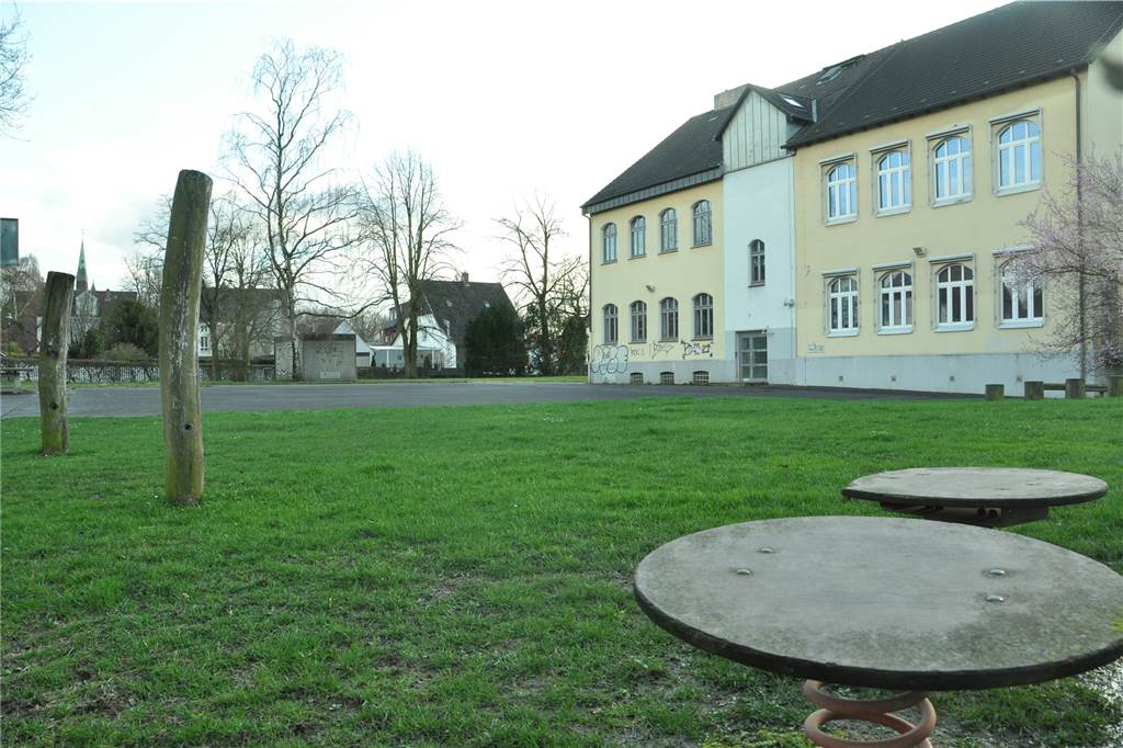 Der alte Schulhof an der Kreuzstraße - früher Treffpunkt auch nach dem Unterricht, heute Symbol für das, was dem Stadtteil fehlt: Ein Angebot für Kinder und Jugendliche.