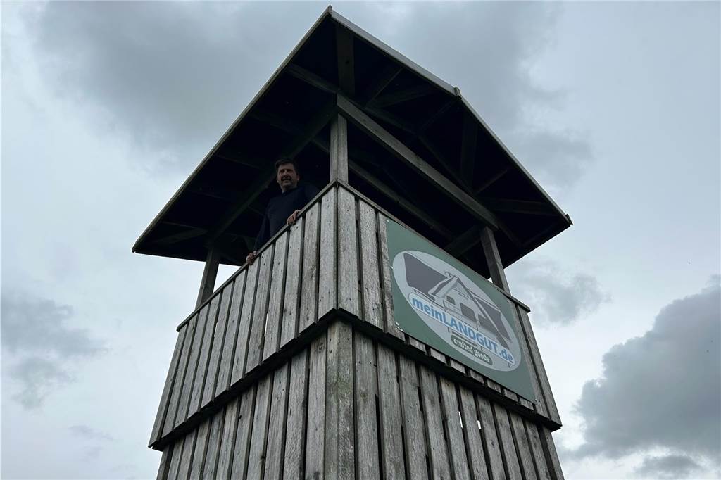 Maislabyrinth gerettet: Daniel Leuders holt Attraktion nach Köckelwick Der alte Turm des Zwillbrocker Maislabyrinths bekam ein neues Schild, bietet aber eine ähnlich gute Aussicht wie zuvor.