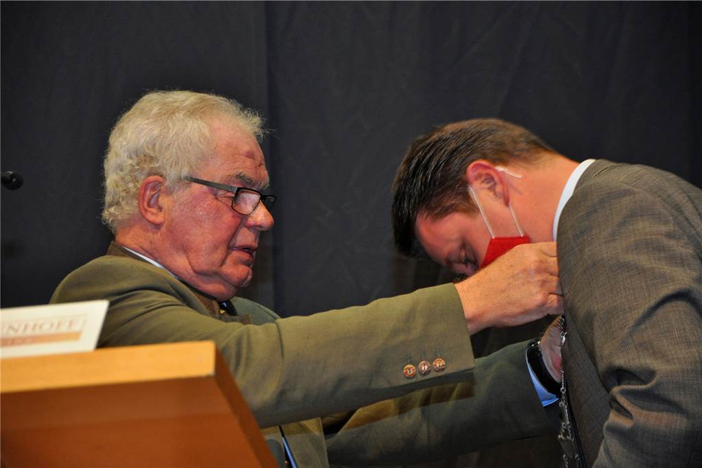 Warme Worte und viele Blumen bei der ersten Sitzung des neuen Rates Der Altersvorsitzende Josef Berkel führte Rajko Kravanja als Bürgermeister offiziell zu seiner zweiten Amtszeit ins Amt ein.