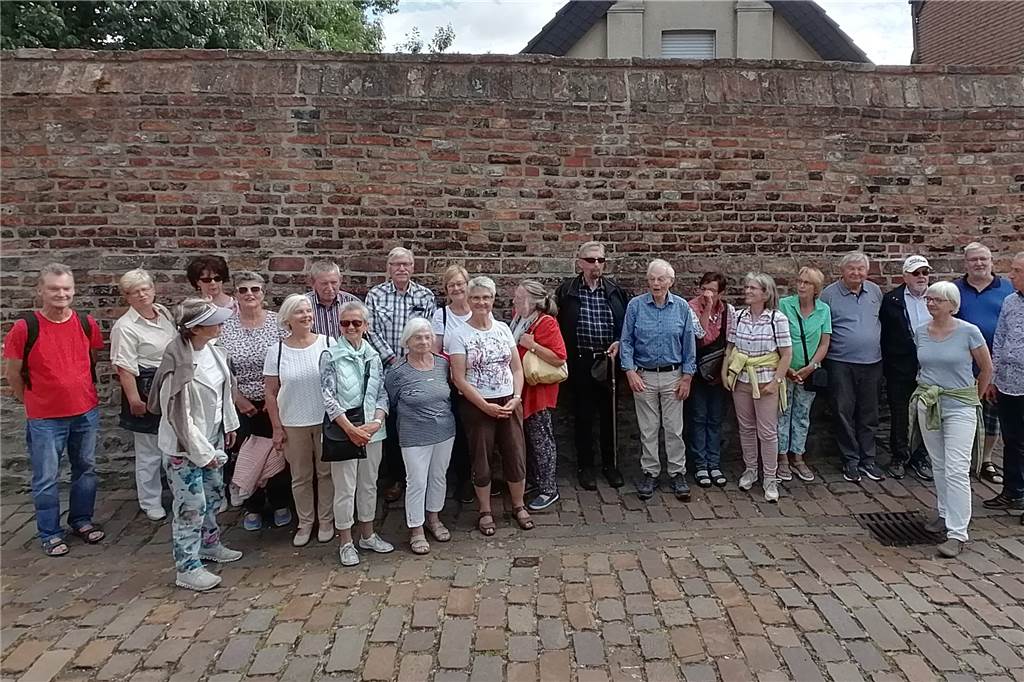 Auf den Spuren der Stadtmauer: Warum die Pförtner einst die Bierausfuhr stoppten Der Altstadtfreunde-Verein hatte zu einer Führung entlang der alten Stadtmauer eingeladen. 30 Teilnehmer folgten Karl-Heinz Schwarze, dem Vorsitzenden des Vereins. Die Zuhörer brachten viel Phantasie ein, als Schwarze an zahlreichen Stationen die vielen Funktionen und Aufgaben der Ringmauer erläuterte.
