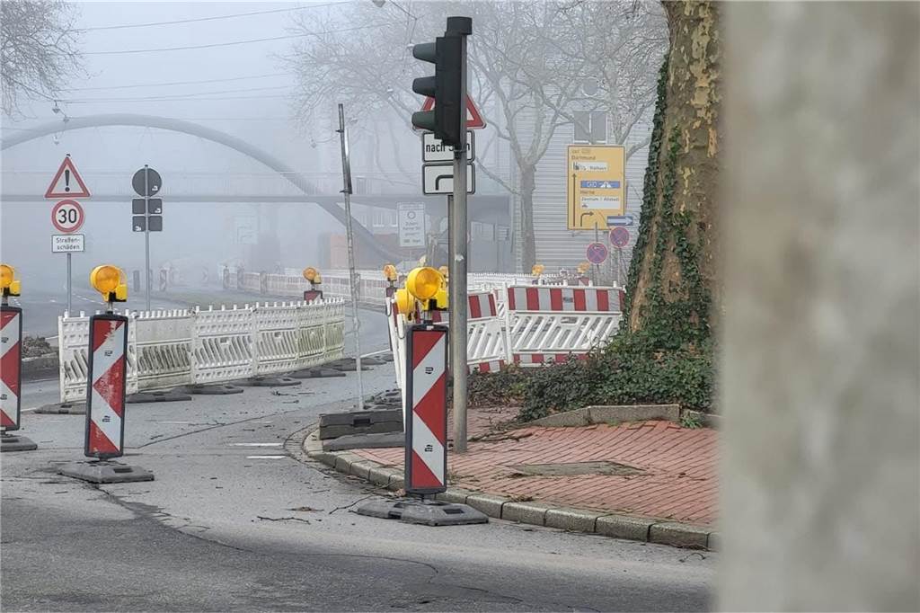 Schlagloch im Altstadtring entstand „plötzlich und unvorhersehbar“ Eine Baustelle auf dem Altstadtring ist abgebildet. Auf diesem Bild ist im Hintergrund die Brücke Krickesteg zu erkennen.