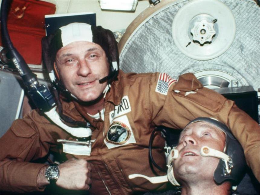Russisch-amerikansiches Treffen im All vor 40 Jahren Der amerikanische Astronaut Thomas Stafford (l), Kommandant der Apollo-Kapsel, und der Kosmonaut Alexej Leonow, Kommandant der sowjetischen Sojus-Raumschiffes, nach dem erfolgreichen Kopplungsmanöver im Juli 1975. Foto: dpa