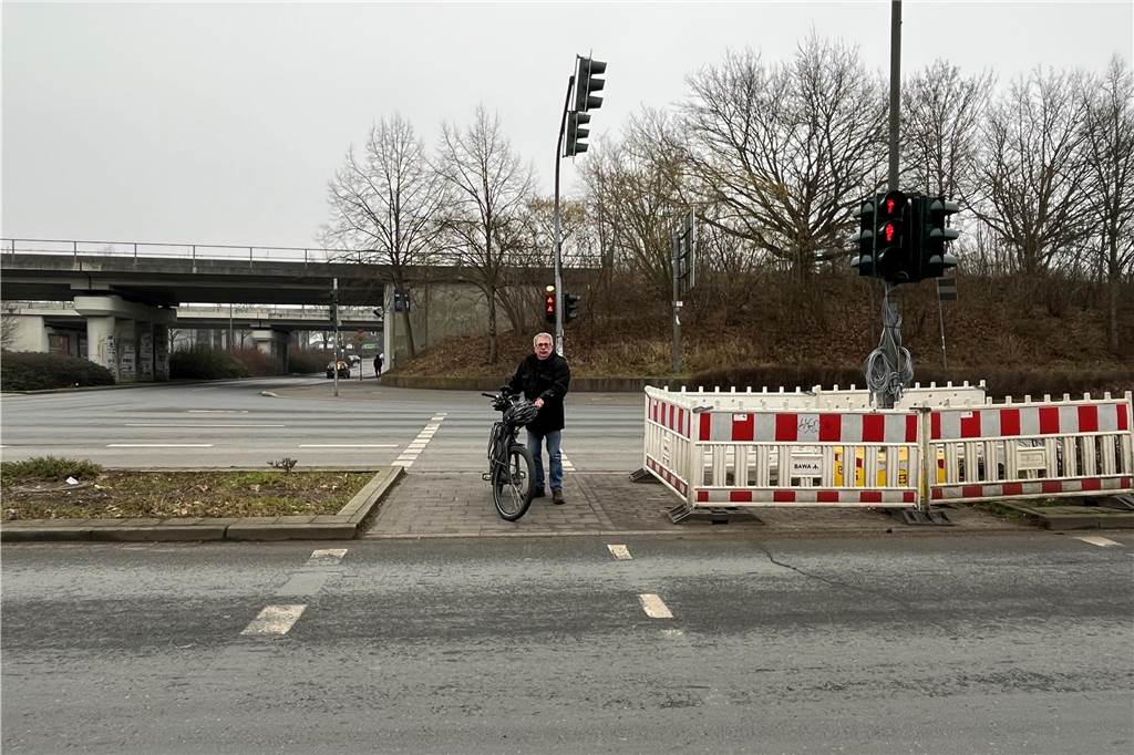Klaus Karrasch steht mit seinem E-Bike auf dem schmalen Ampelübergang an der Kreuzung B224/ B225.
