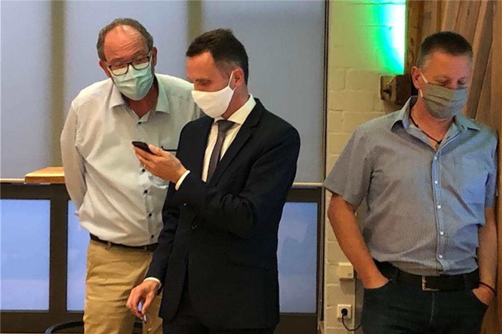 Thomas Stohldreier wird neuer Bürgermeister, CDU verliert absolute Mehrheit Der amtierende Bürgermeister, Dr. Bert Risthaus (M.), verfolgt die Zwischenergebnisse auf seinem Smartphone.