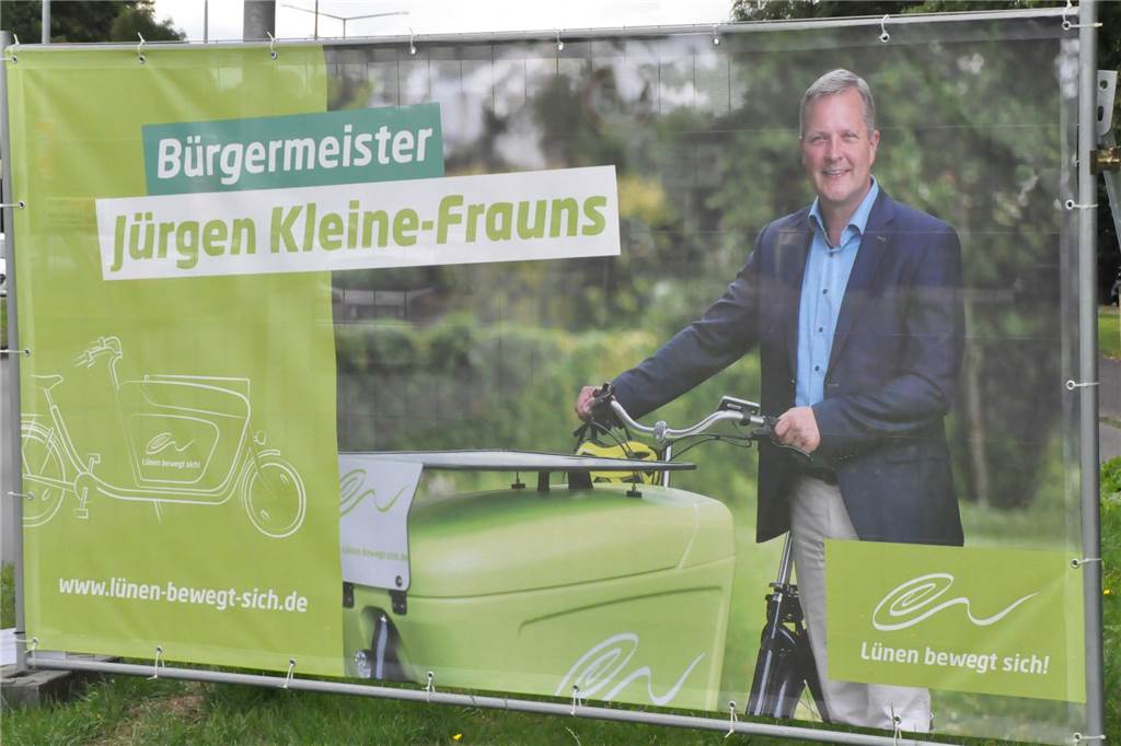 Wahlkampf in Lünen: Expertin vergleicht Plakate der Bürgermeisterkandidaten Der amtierende Bürgermeister Jürgen Kleine-Frauns setzt im Wahlkampf auf große Plakatwände statt kleiner Wahlplakate.