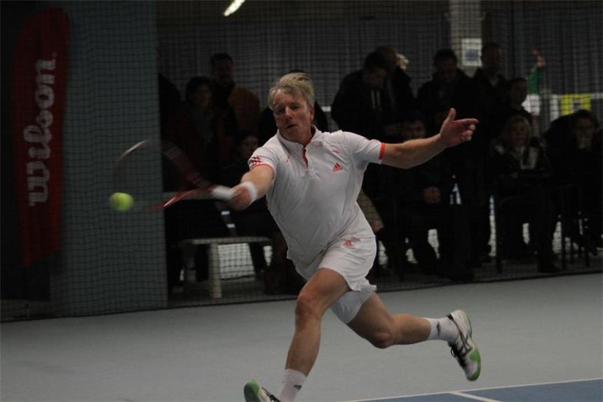 Tennisspieler suchen den Meister der Halle Der amtierende Sommer-Westfalenmeister Markus von Bohlen kämpft bis Sonntag um den Wintertitel in der Halle. Er startet am Mittwoch in das Turnier auf der Werner SportAlm. "Vorbeikommen, schönen Tennissport sehen und etwas leckeres essen und trinken", rät er allen Sportinteressierten.