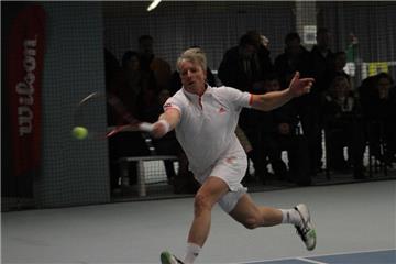 Der amtierende Sommer-Westfalenmeister Markus von Bohlen kämpft bis Sonntag um den Wintertitel in der Halle. Er startet am Mittwoch in das Turnier auf der Werner SportAlm. "Vorbeikommen, schönen Tennissport sehen und etwas leckeres essen und trinken", rät er allen Sportinteressierten.