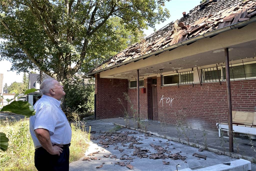 Legendärer Ex-Sportplatz in Dortmund vergammelt – Anwohner: „Das tut weh“ Günter Riemann auf dem ehemaligen Sportplatz "Im Rauhen Holz"