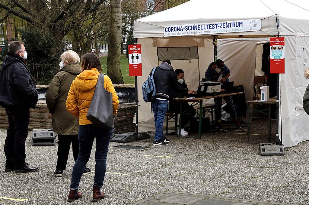 Neue Coronaregeln: Sind die Testzentren in Haltern noch ausgelastet? Der Andrang an den Testzentren wie hier im Gahlenpark ist ungebrochen.