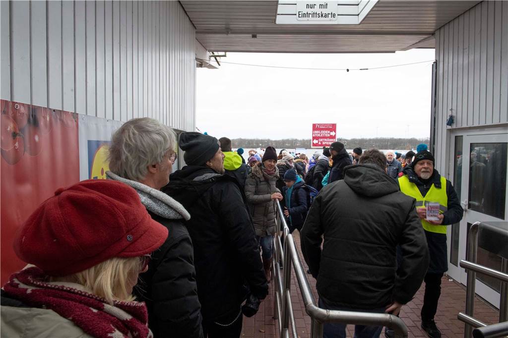Der Andrang an der Anmeldung war so groß, dass die Startzeit um 10 Minuten verschoben werden musste.