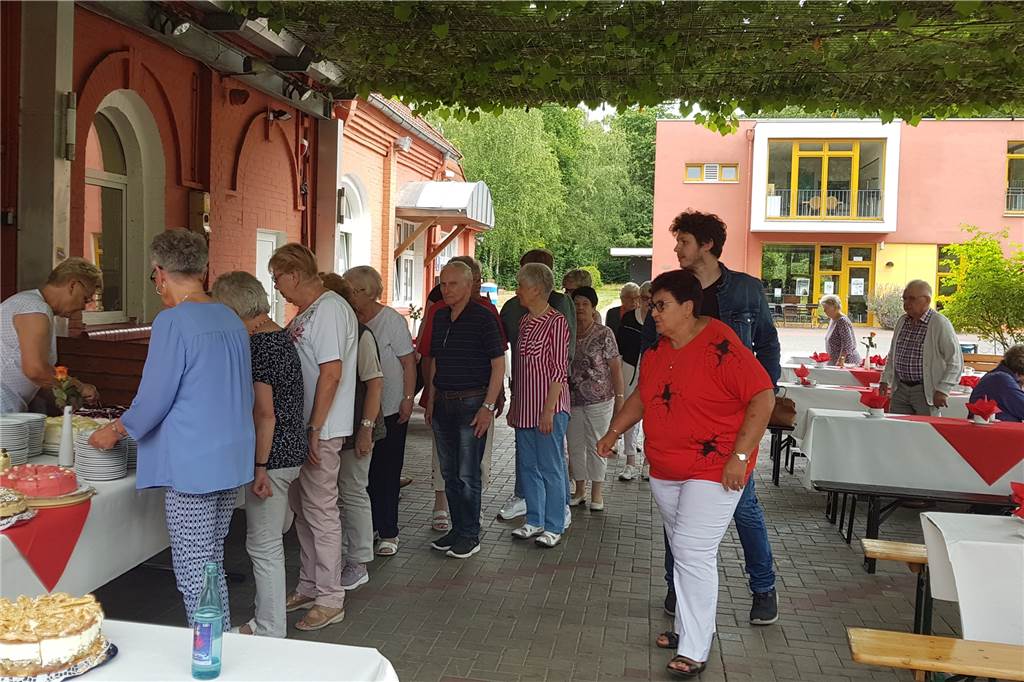 Castrop-Rauxeler Bürgermeister pariert Frage- und Kritik-Hagel der Bürger Gäste des Bürgermeister-Cafés stehen Schlange an der Kuchentheke.
