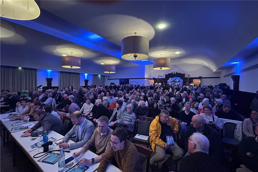 CDU benennt Bundestagskandidaten für Dorsten, Bottrop und Gladbeck Andrang der CDU-Mitglieder im Brauhaus Kirchhellen