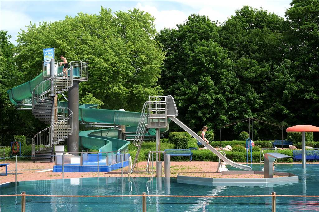 Saison-Auftakt für Freibad: Einige Gäste genießen Abkühlung zum Start Der Andrang zum Start lag im durchschnittlichen Bereich.