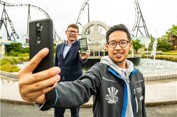 Der angehende Veranstaltungskaufmann Phong Phan (r.) berichtete auf dem Instagram-Kanal der IHK über seine Ausbildung im Movie Park. Dr. Jochen Grütters, Leiter des IHK-Standorts Emscher-Lippe, freut sich über den ersten Auszubildenden aus der Emscher-Lippe-Region, der die neue IHK-Aktion „Azubimojis“ unterstützt.