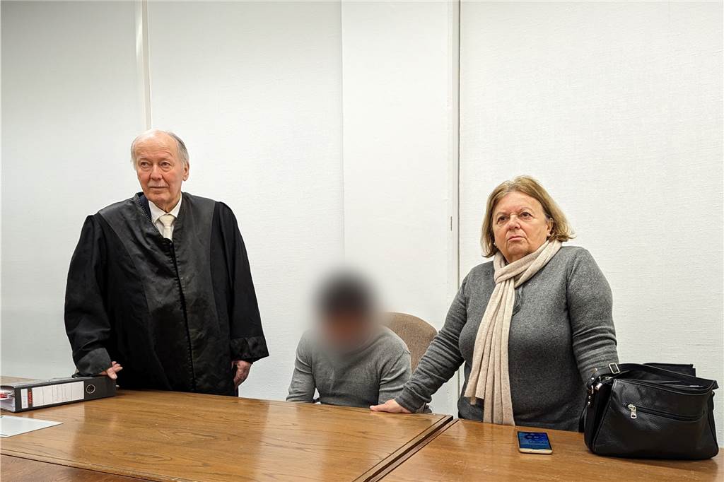 Die Pochers als Zeugen vor Gericht: „Es ist so schlimm für mich“ Der angeklagte 30-Jährige (M), sein Anwalt Klaus Kirchner, und eine Dolmetscherin stehen im Kölner Amtsgericht.