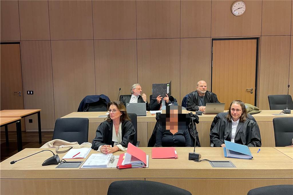 Corona-Scheinimpfungen: Arzt (67) kommt nach 16 Monaten U-Haft frei Der angeklagte Arzt (hinten in der Mitte) und seine mitangeklagte Ehefrau (vorne in der Mitte) neben ihren Verteidigern beim Prozessauftakt am 12. Januar. Später war das angeklagte Paar durch jeweils einen weiteren Wahlverteidiger vertreten.