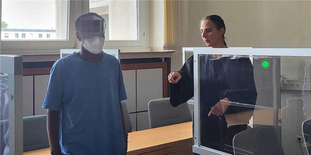 Der Angeklagte aus Dorsten neben seiner Verteidigerin im Essener Landgericht