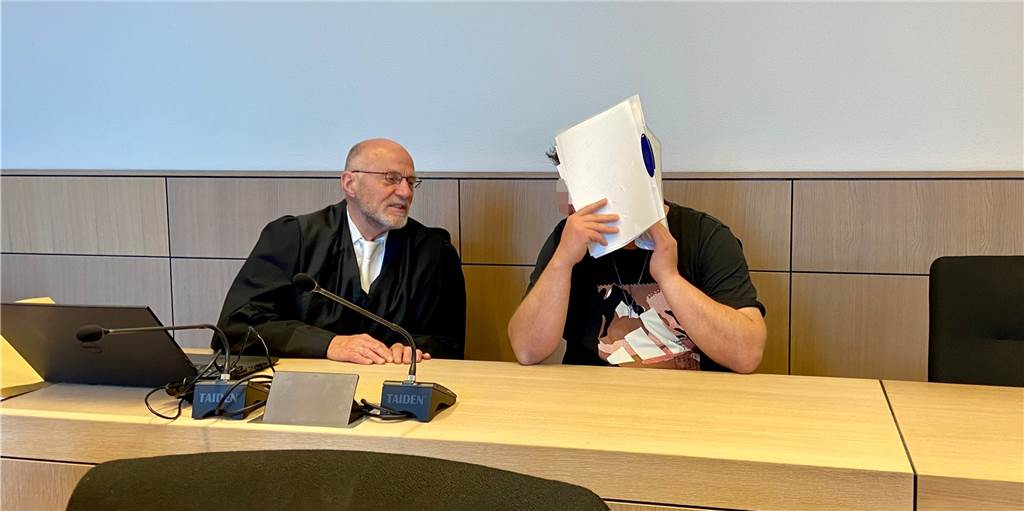 Brautpaar-Betrug auf Waltroper Hof Niermann: Angeklagter zockte auch Kinder ab Der Angeklagte beim Prozessauftakt neben seinem Verteidiger Peter Budde. Der Ex-Niermann-Angestellte hat den Brautpaar-Betrug bereits zugegeben.