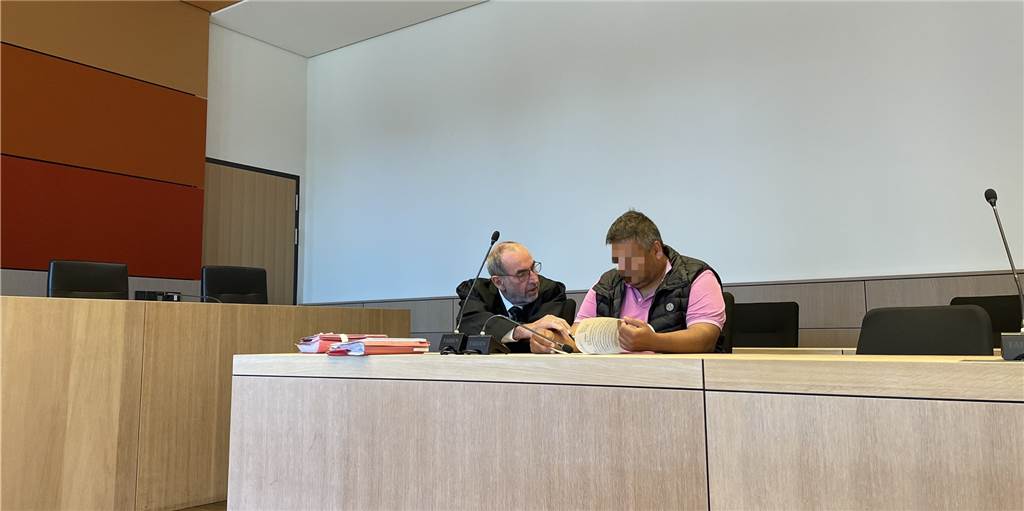 Bochumer Steuer-Angestellter plante dreisten Betrug mit Prostituierten Der angeklagte Ex-Mitarbeiter und sein Verteidiger.